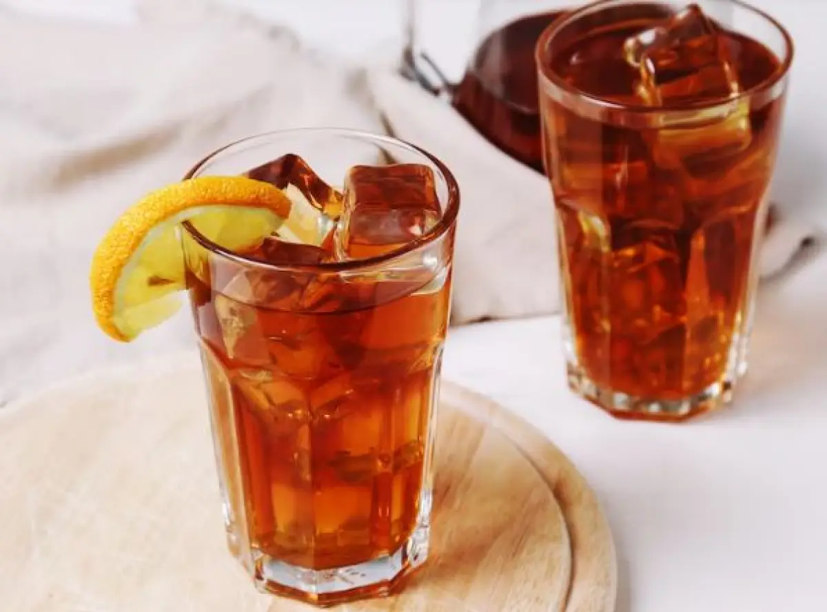 Ilustrasi minum es teh saat cuaca panas. (Sumber : Freepik/Racool_studio)