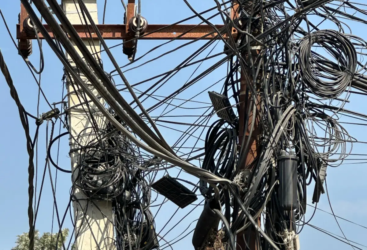 Ilustrasi | Pemerintah Kota Semarang bersama Telkom dan Moratelindo memindahkan kabel optik ke tanah dengan sistem ducting. (Sumber : Pexels/Rabin)