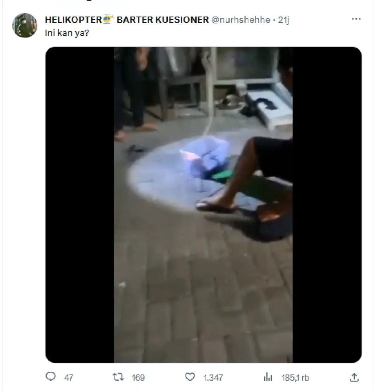 Viral video dosen dapat kiriman paket berisi ular (Sumber : Twitter/nurshehe)
