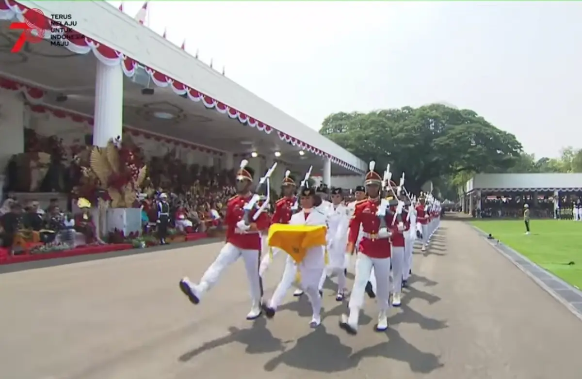 Momen Sepatu Lilly Indriani Terlepas Saat Upacara Pengibaran Bendera Pusaka di Istana Negara. (Sumber : Youtube/Sekretariat Presiden)