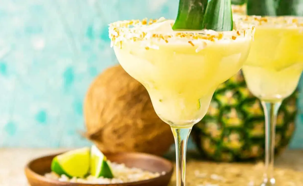 Manfaat minum campuran air kelapa muda dan nanas untuk kesehatan. (Sumber : Burrata and Bubbles)