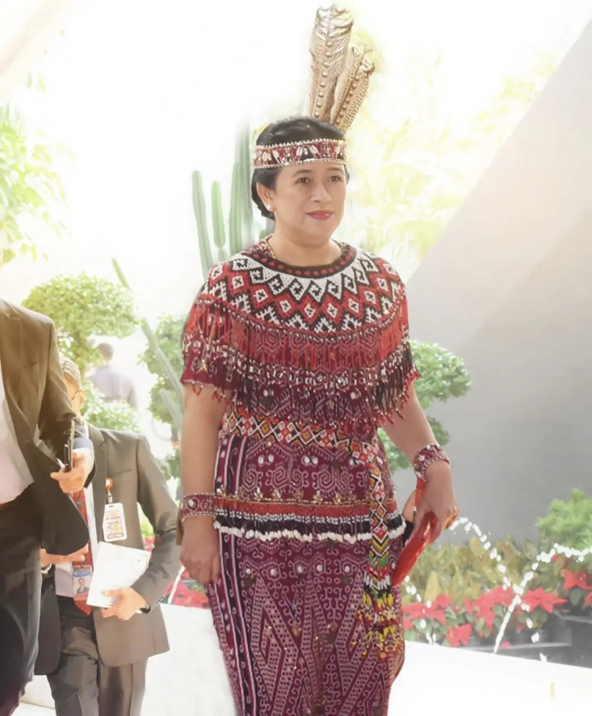 Puan Maharani dalam balutan pakaian tradisional khas Suku Dayak Iban, Kalimantan Barat (Sumber : instagram @puanmaharaniri)