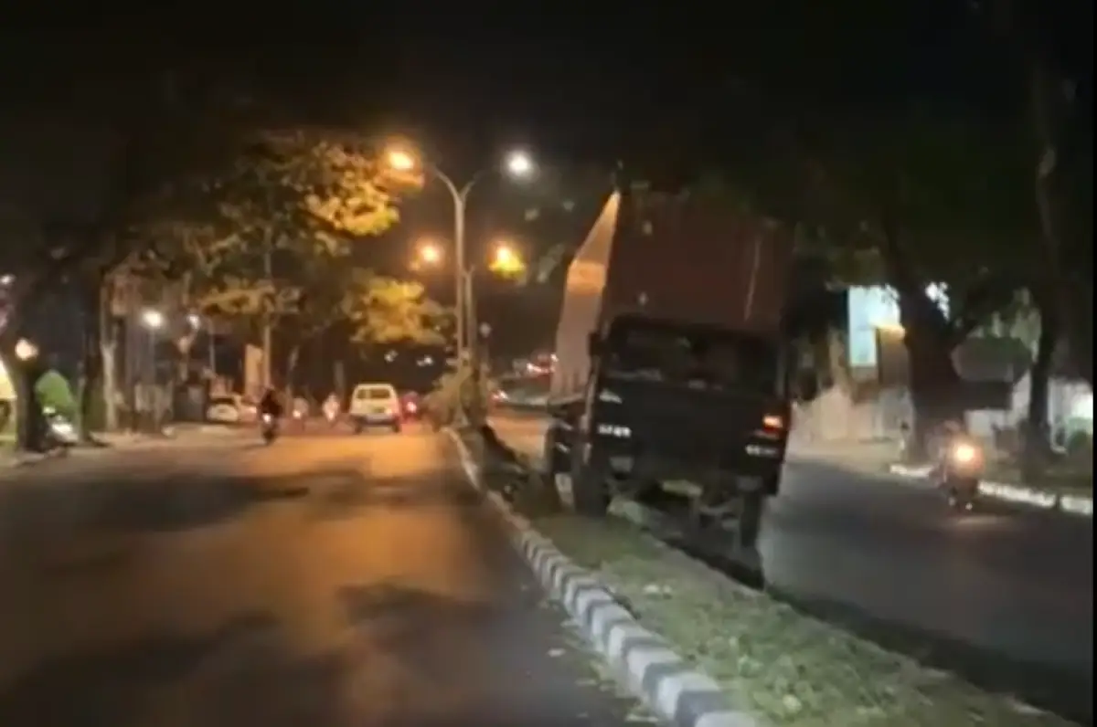 Truk muatan alami rem blong di Tanjakan Silayur, Ngaliyan, Kota Semarang, Rabu 16 Agustus 2023 malam. (Sumber : Instagram @seputar_ngaliyan)