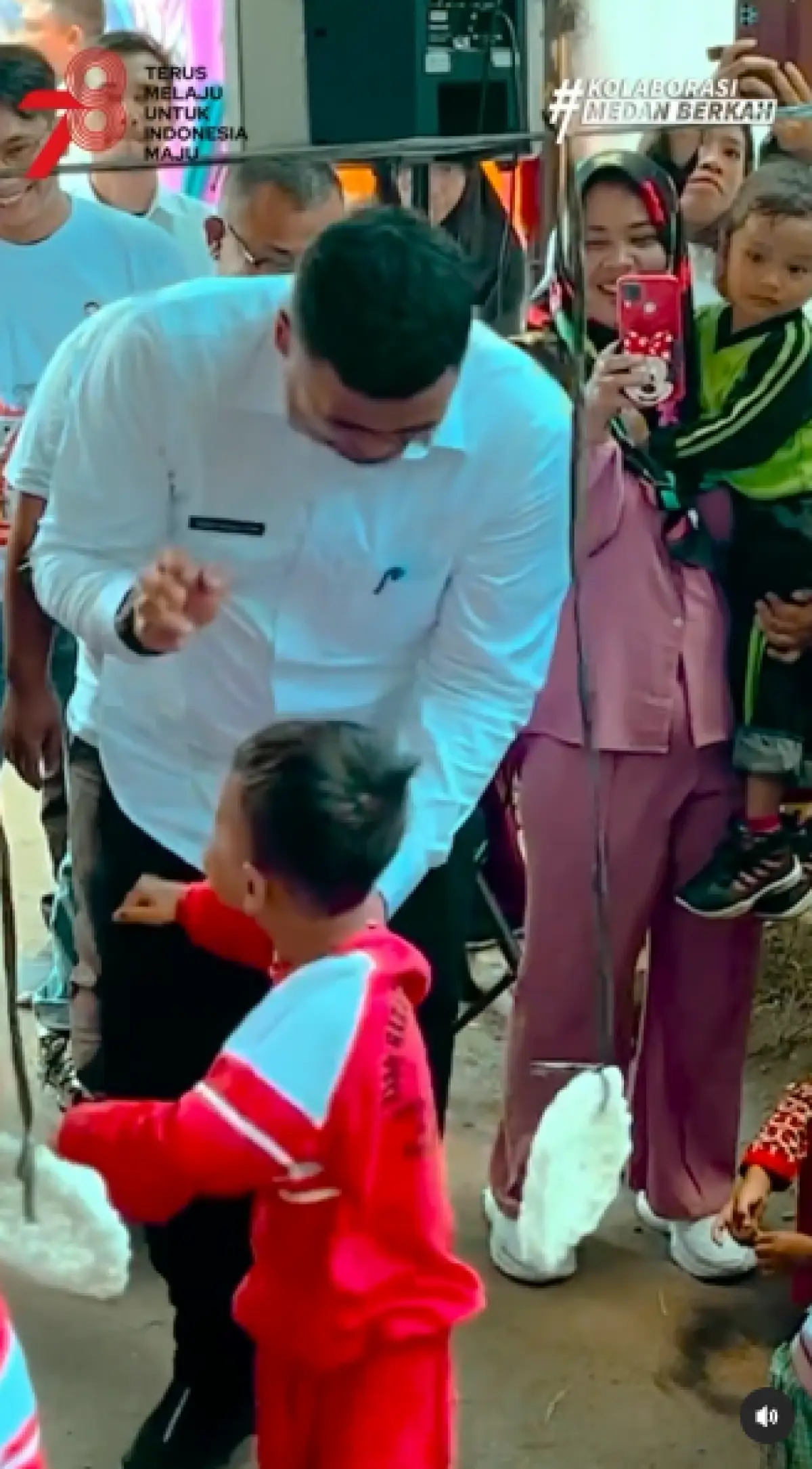 Pukul Bobby Nasution saat Lomba HUT RI ke 78, Netizen Malah Ngakak Lihat Aksi Sosok Ini (Sumber : Instagram/@bobbynst)