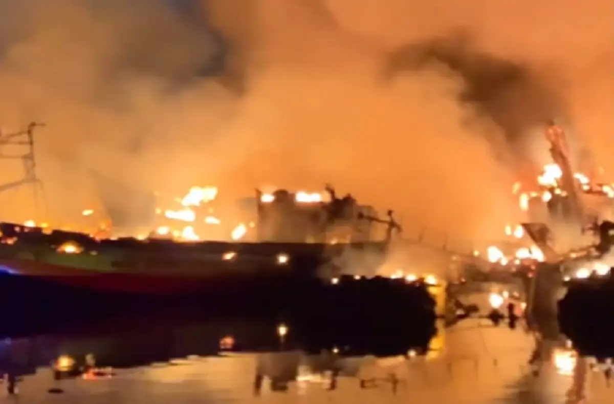 Kebakaran di dermaga di perairan Tegal, puluhan kapal ludes dilalap si jago merah. (Sumber : Instagram @nur_choliq)
