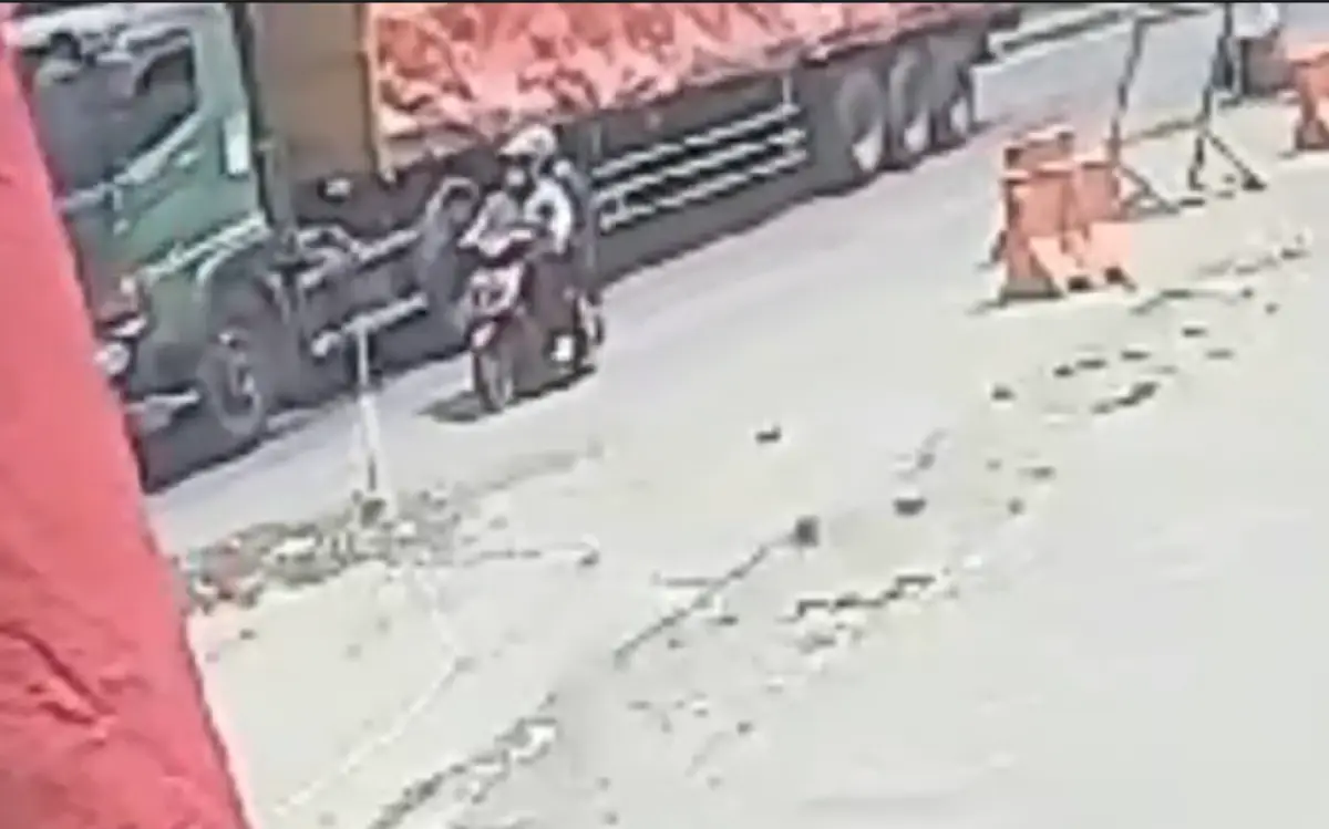 Kecelakaan maut di Jalan Randugarut, Mangkang, motor oleng, anak pengendara motor tewas terlindas truk trailer di sebelahnya, Jumat 18 Agustus 2023. (Sumber : Instagram @infokejadiansemarang.new)