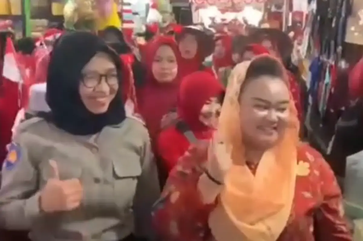 Perempuan bernama Prita Wardani, pedagang baju di Pasar Johar, berdandan ala Wali Kota Semarang, Mbak Ita saat Karnaval Pasar Johar, Jumat 18 Agustus 2023. (Sumber : Instagram @mbakitasmg)