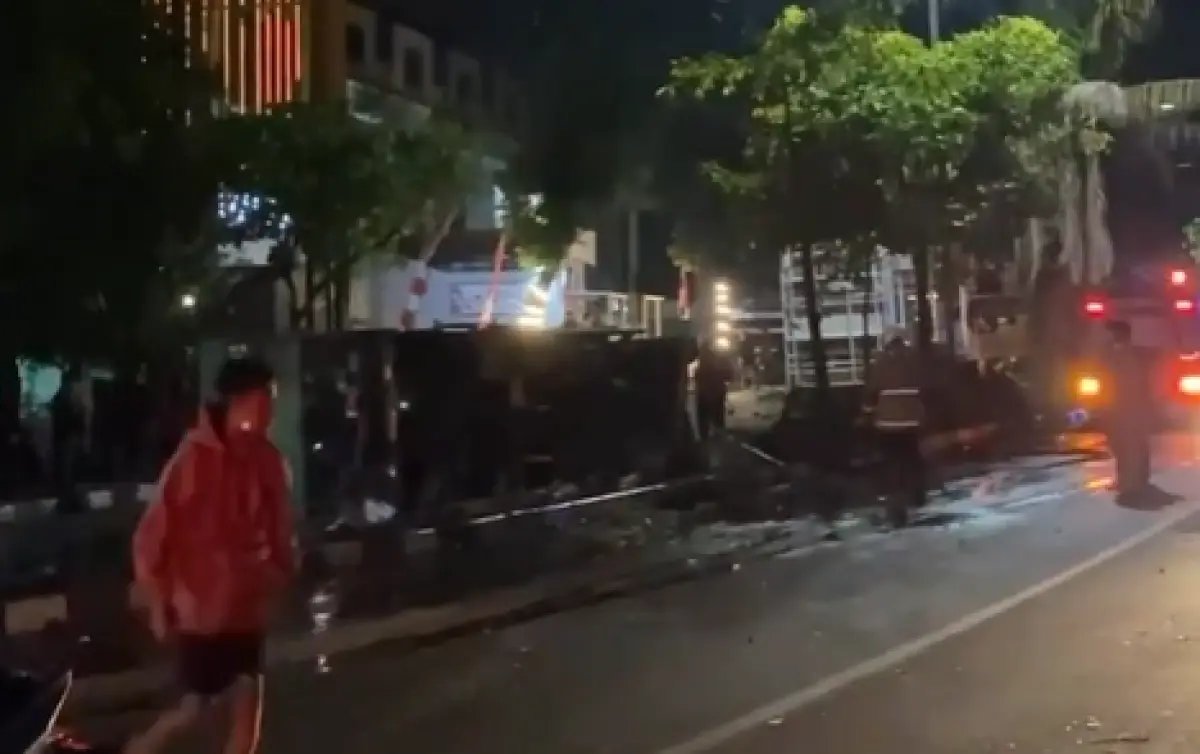 Kecelakaan di Jalan Pamularsih, truk muatan hindari remaja pengendara motor yang hendak menyalip dari kiri, Kamis 17 Agustus 2023 malam. (Sumber : Instagram @infokejadiansemarang.new)