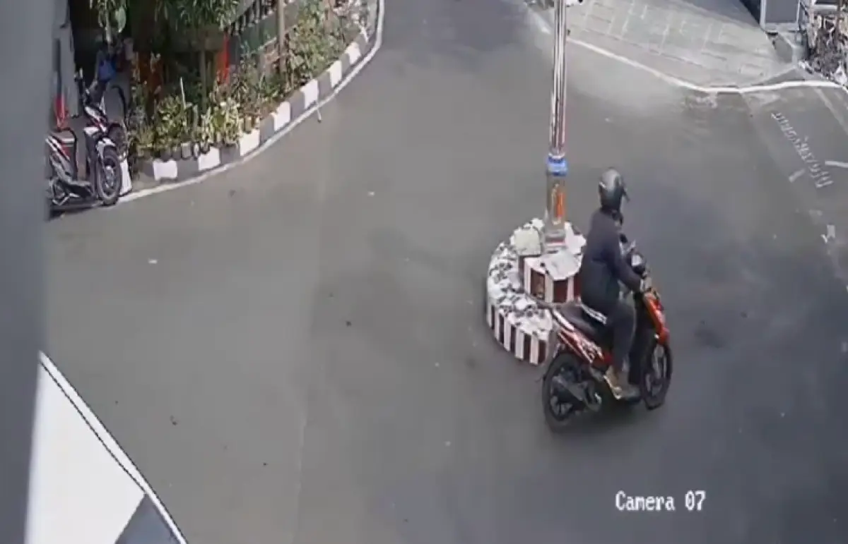 Terekam CCTV aksi jambret rampas HP bocah SD di Jalan Puspogiwang, Semarang Barat, Jumat 18 Agustus 2023 siang. (Sumber : Instagram @infokejadiansemarang.new)