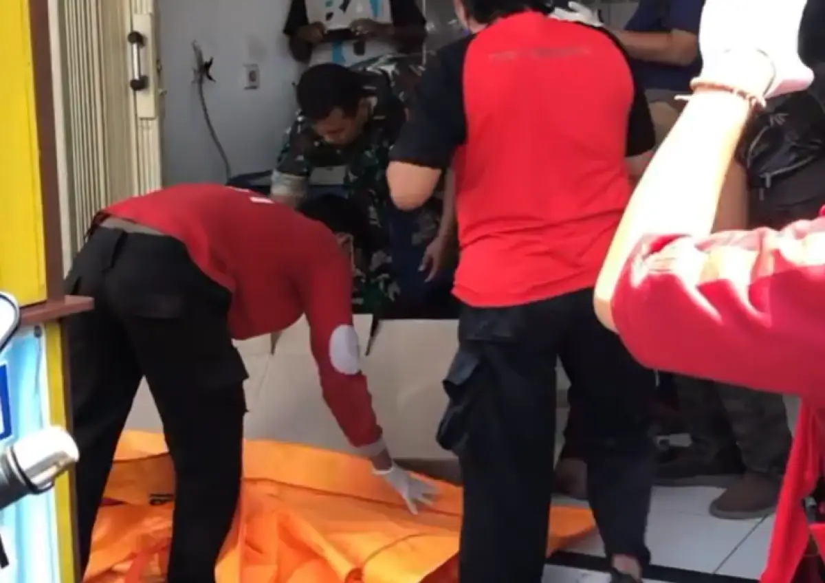 Seorang pria ODGJ ditemukan tak bernyawa di emperan minimarket depan SPBU Sukun, Banyumanik, Kota Semarang, Sabtu 19 Agustus 2023. (Sumber : Instagram @infokejadiansemarang.new)