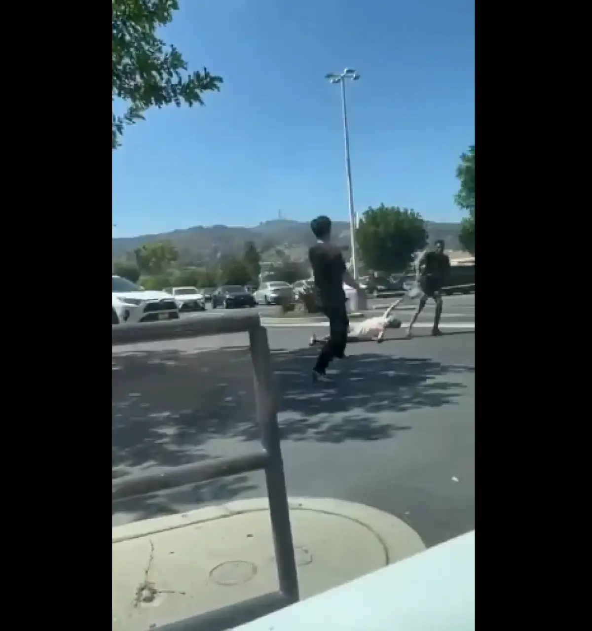 Rampok seret nenek-nenek 75 tahun hingga jatuh ke aspal (Sumber : Twitter/@AlexVillanueva)