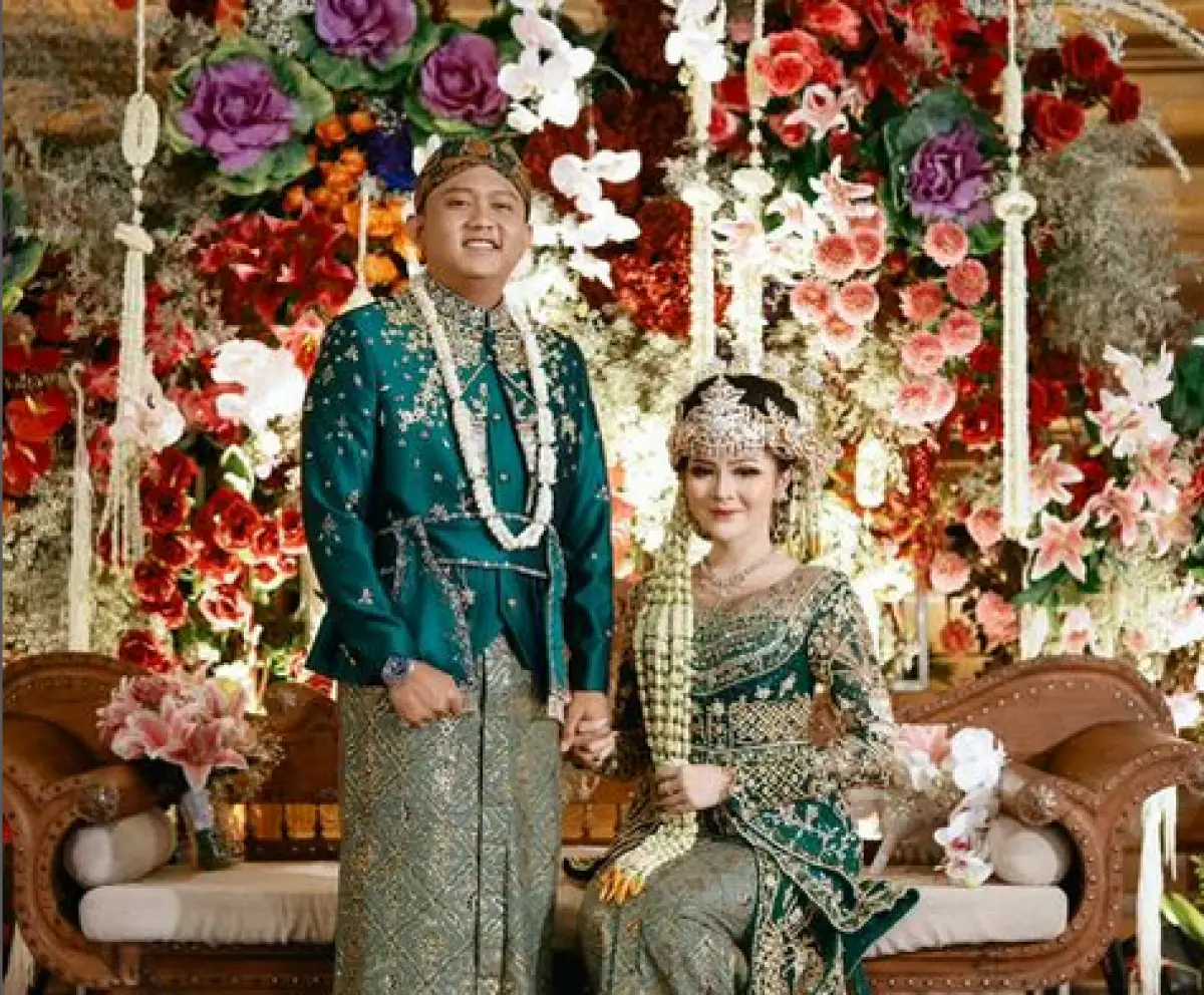 Ciuman saat Ngunduh Mantu, Bella Bonita dan Denny Caknan Malah Kena Nyinyir Warganet: Ilang Jawanya (Sumber : Instagram/@dennycaknan)