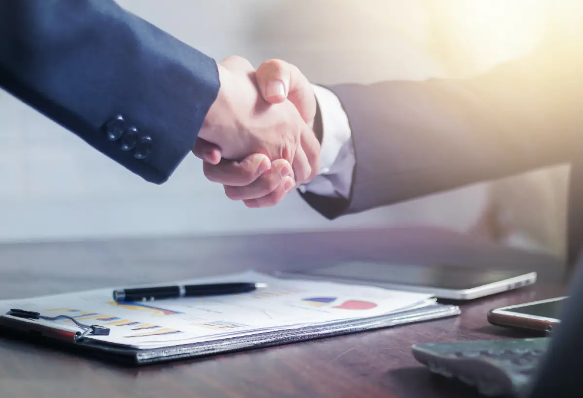 Ilustrasi | Memaksimalkan informasi penting di CV untuk menarik perhatikan rekruiter. (Sumber : Pexels/Khwanchai Phanthong)