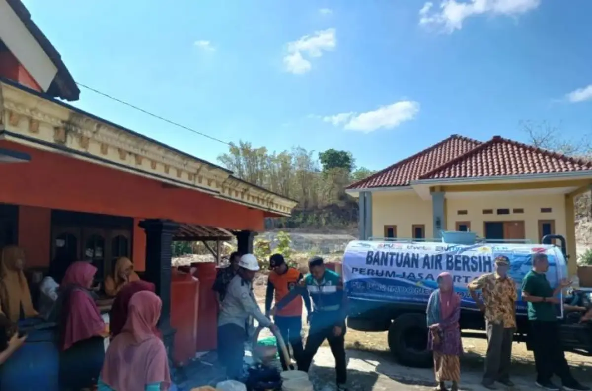Penyaluran air bersih di Jawa Tengah dampak kemarau panjang dari fenomena El Nino (Sumber : Perum Jasa Tirta I)