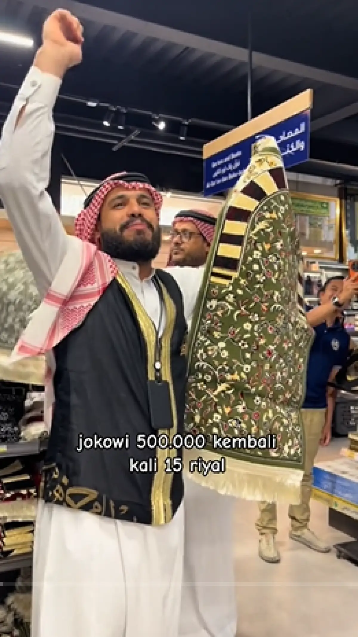 Sebut Nama Jokowi sampai Anies Baswedan, Viral Video Penjual di Arab Saudi Update Soal Politik Indonesia (Sumber : TikTok/afiniamalia)