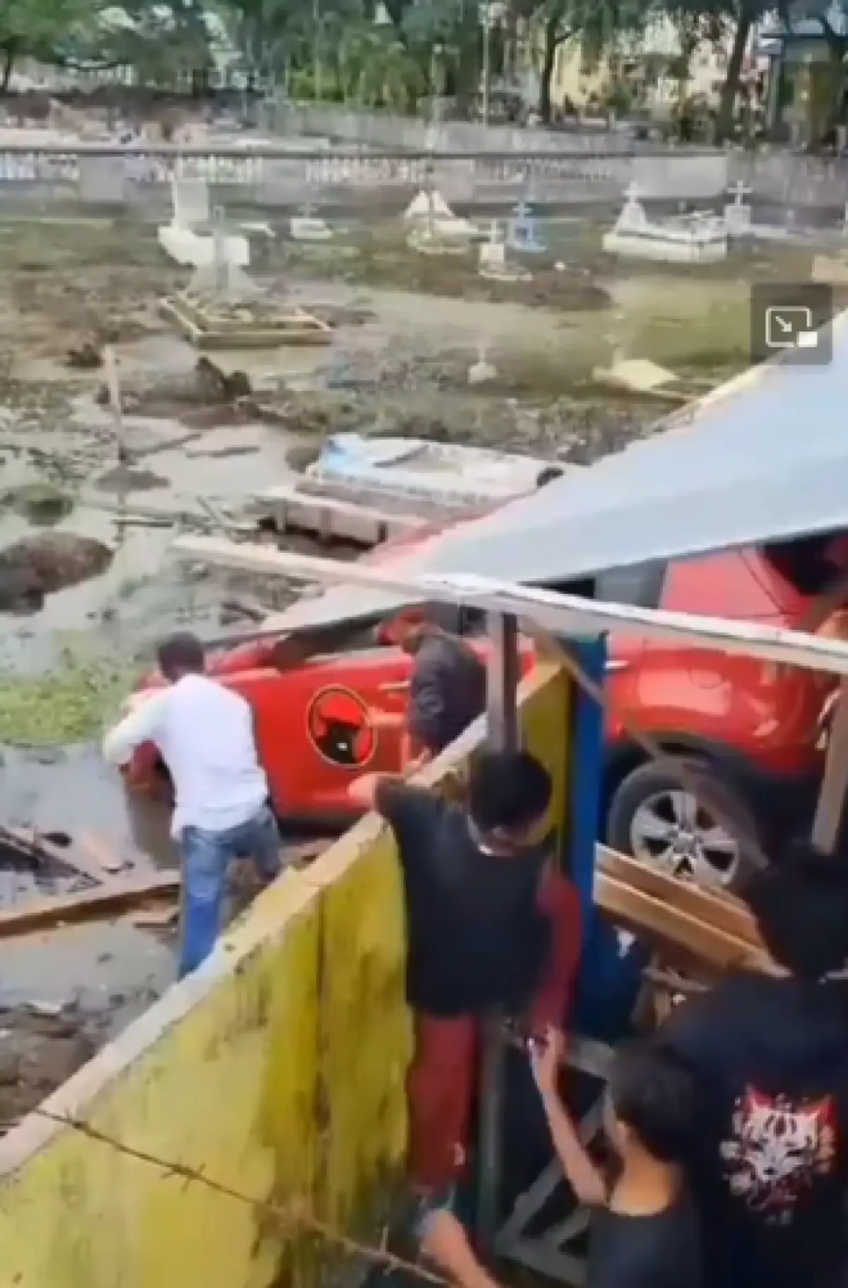 Kendaraan operasional PDIP terperosok di kuburan (Sumber : Instagram/@agoezbandz4)