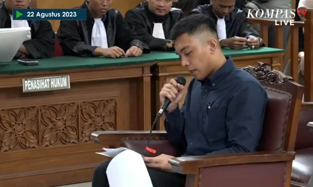 Baca pledoi, Mario Dandy sesenggukan saat baca permintaan maaf kepada kedua orang tuanya (Sumber : YouTube/KompasTV)