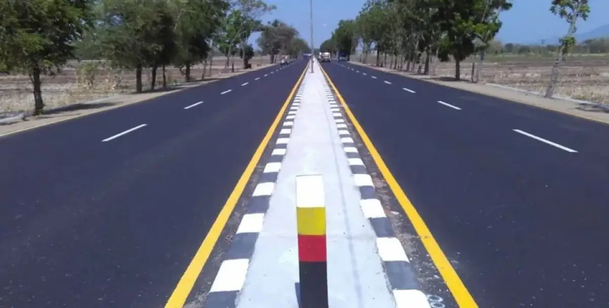 Jalan nasional, marka berwarna kuning dan putih, jalan biasanya berukuran lebih lebar. Dana pembangunan dari Kementerian PUPR. (Sumber : Pemkot Semarang)