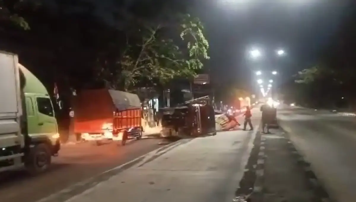 Laka tunggal di depan SPBU KTI Ngaliyan, truk muatan terguling hingga sebabkan kemacetan panjang, Selasa 22 Agustus 2023 pagi pukul 05.00 WIB. (Sumber : Instagram @infosemarangall)