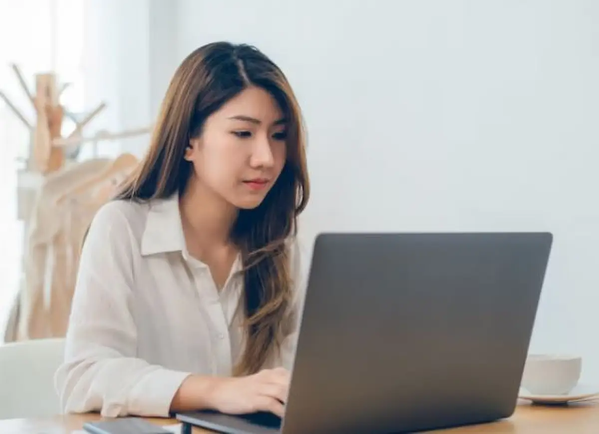 Ilustrasi | cara cek BI Checking atau SLIK OJK secara online di rumah (Sumber : Freepik/tirachardz)