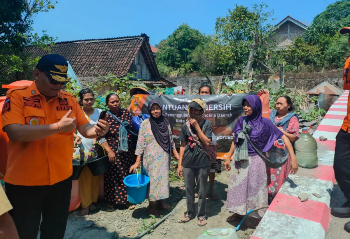 Pemkot Semarang lakukan droping air bersih di 8 Kecamatan terdampak kekeringan. (Sumber : Dok. Pemkot Semarang)