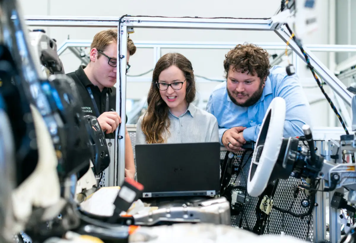 Ilustrasi | Keterampilan lintas disiplin yang perlu diperhatikan Electric Vehicle Engineer. (Sumber : Pexels/ThisIsEngineering)