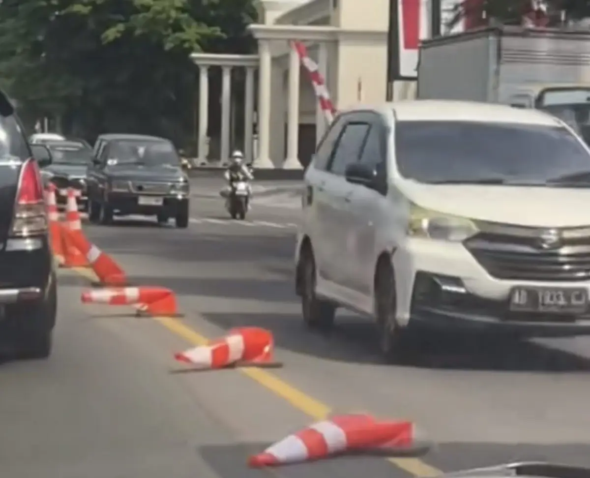 traffic cone meleleh di Kota Semarang (Sumber : Tiktok @anisarahayu282)