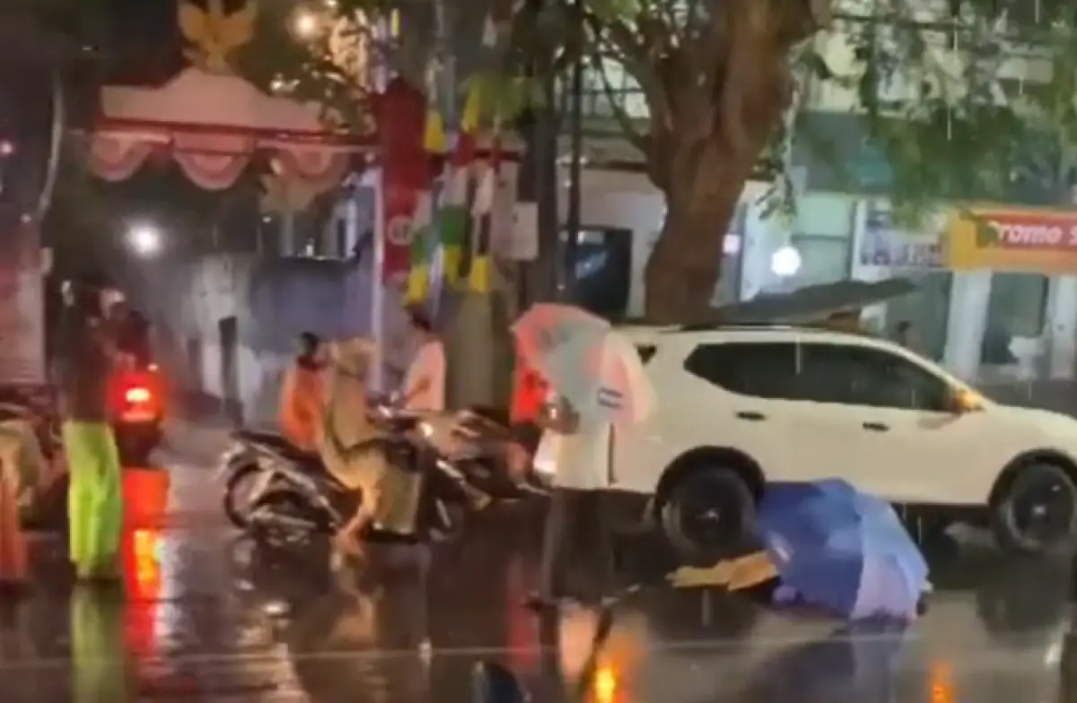 Kecelakaan maut di Jalan Sriwijaya, Candisari: pemotor tewas seusai tabrakan dengan mobil, Selasa 22 Agustus 2023 malam. (Sumber : Instagram @infokejadiansemarang.new)