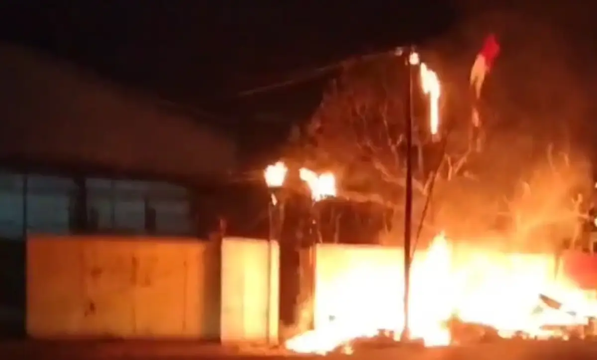 Terjadi kebakaran bengkel sepeda yang berlokasi di Jalan Woltermonginsidi, Sembungharjo, Genuk, Rabu 23 Agustus 2023 malam. (Sumber : Instagram @infokejadian_genuk)