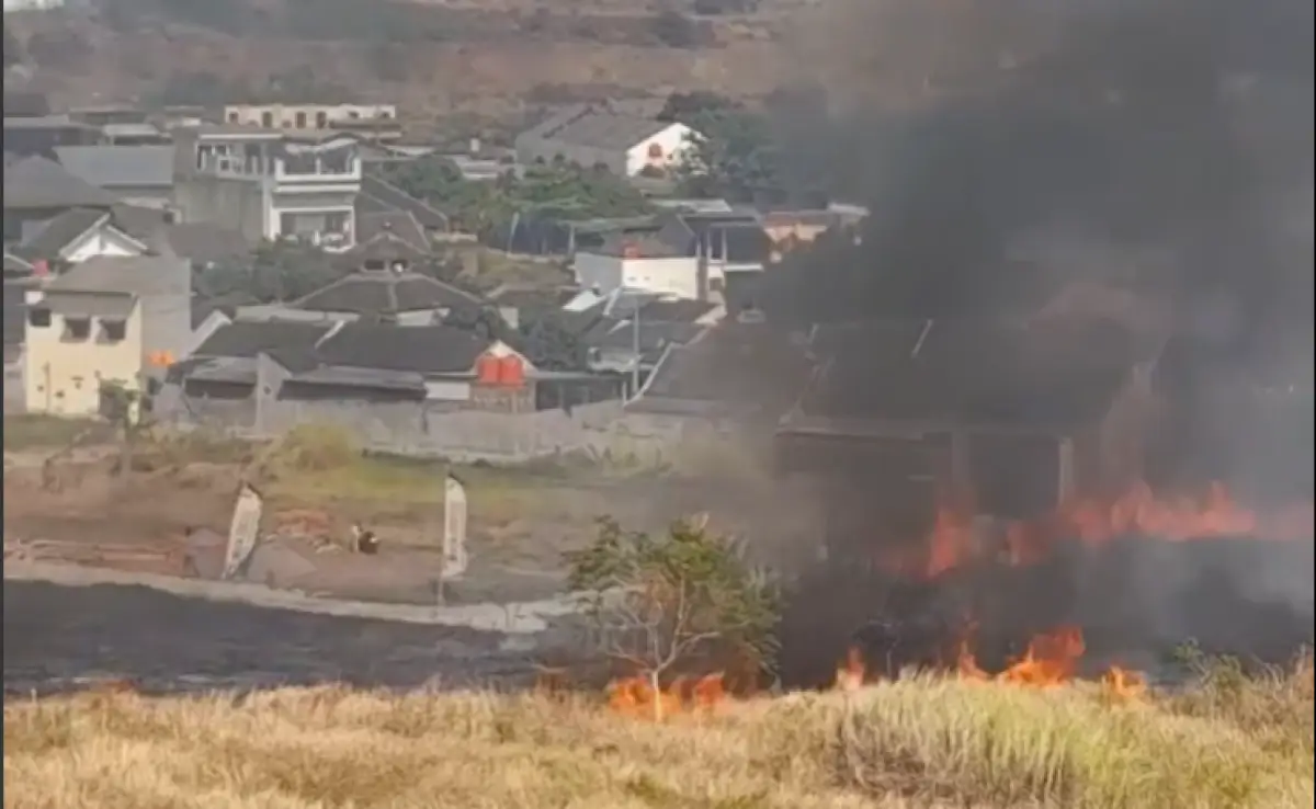 Ilustrasi. Kebakaran lahan di belakang Perumahan Bukit Sendangmulyo, Klipang, Tembalang, Kota Semarang, Kamis 24 Agustus 2023 siang. (Sumber : Instagram @infokejadiansemarang.new)