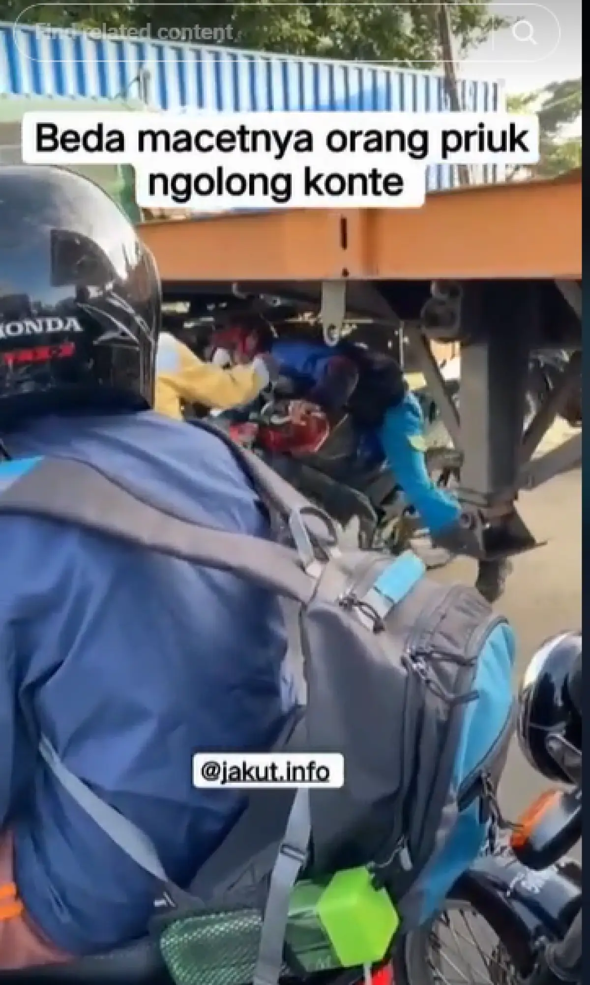 Pemotor nekat masuk kolong truk kontainer demi hindari kemacetan (Sumber : TikTok/@dstcollection)