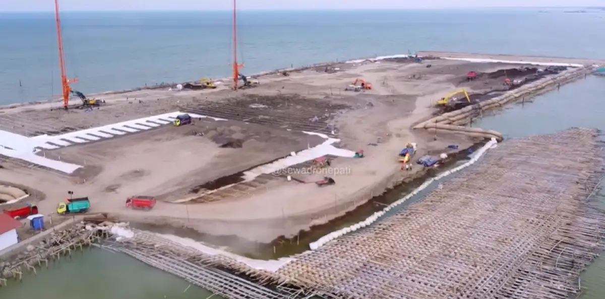 Penampakan pembangunan Tol Semarang-Demak yang dilapisi bambu laminasi 17 lapis dengan total 10 juta bambu sebagai matras jalan tol di atas laut. (Sumber : YouTube MATA S)