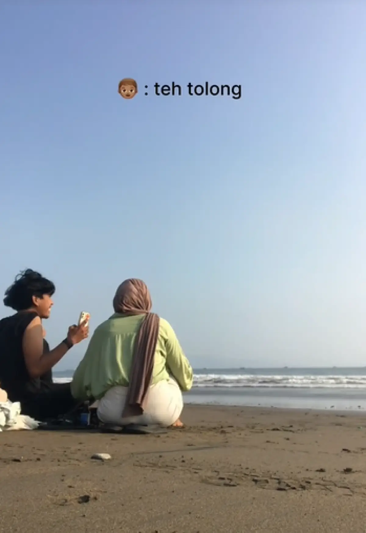 Batal Romantis! Pacaran di Pantai, Pasangan Ini Malah Panik Lihat Bocah Terseret Ombak (Sumber : TikTok/@imnotakids)