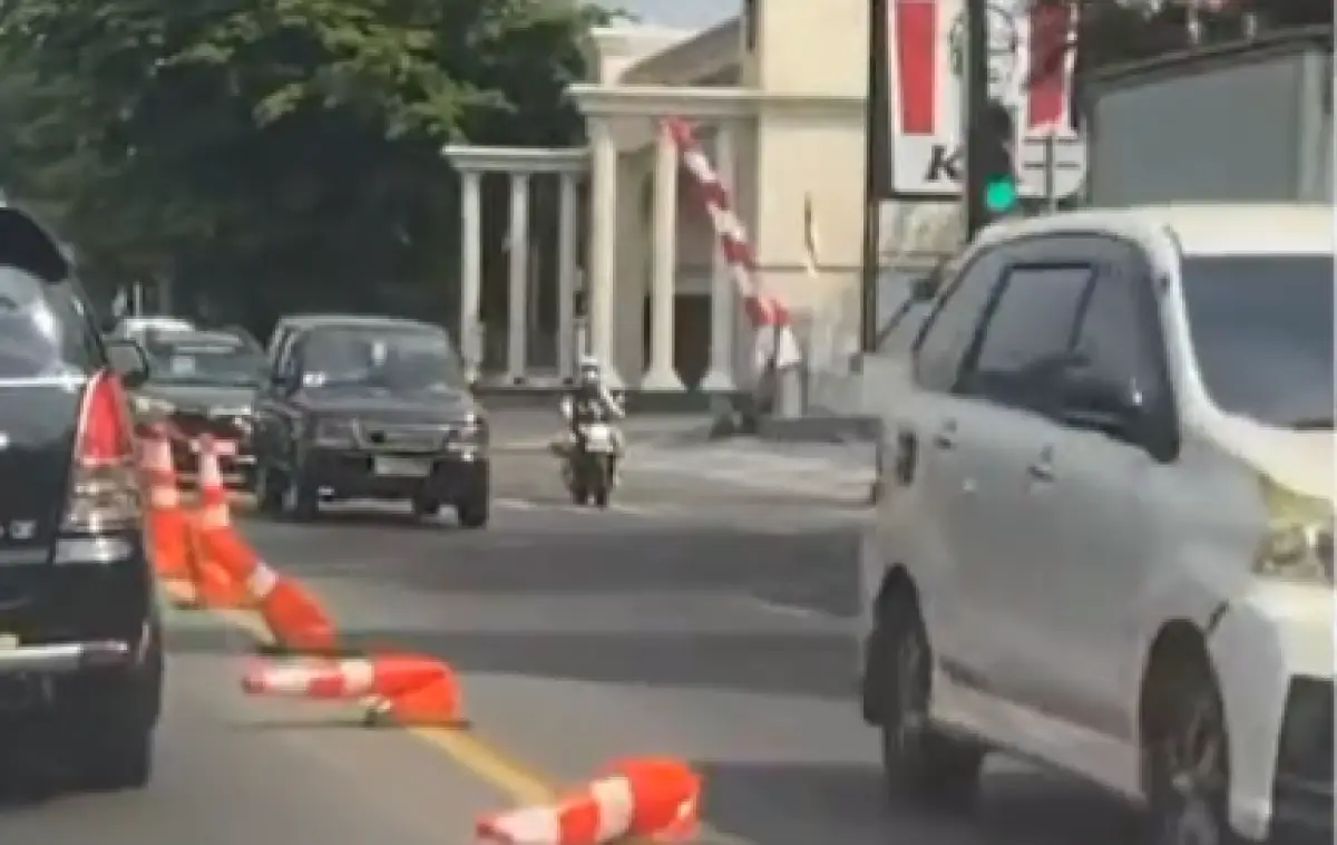 Viral video traffic cone di Jalan Sultan Agung Kota Semarang meleyot, Dishub Kota Semarang sebut ada pengendara nakal yang sering menabrak. (Sumber : Instagram @portalsemarang)