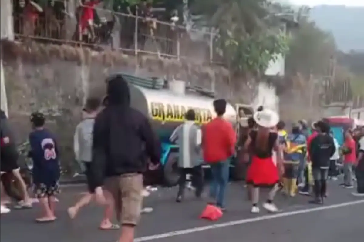 Kecelakaan maut terjadi di turunan Karina, Pacet, Mojokerto, Jawa Timur, Kamis 24 Agustus 2023 sore, melibatkan sebuah truk diduga alami rem blong yang menewaskan 3 orang. (Sumber : Instagram @andreli_48)