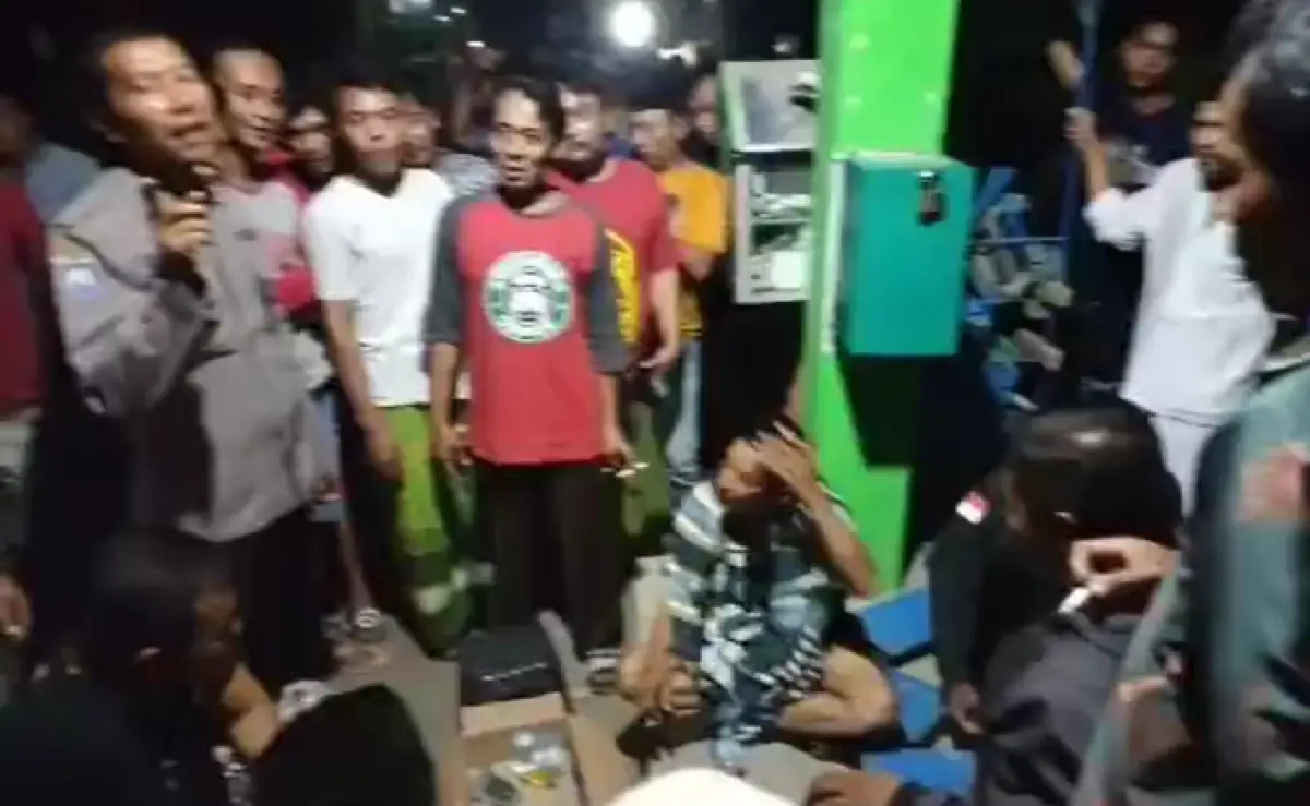 Warga Kelurahan Kudu, Kecamatan Genuk, Kota Semarang, dihebohkan dengan pencurian tali pocong di kuburan, Kamis 24 Agustus 2023, pelaku beralibi motornya kehabisan bensin. (Sumber : Instagram @infokejadian_genuk)
