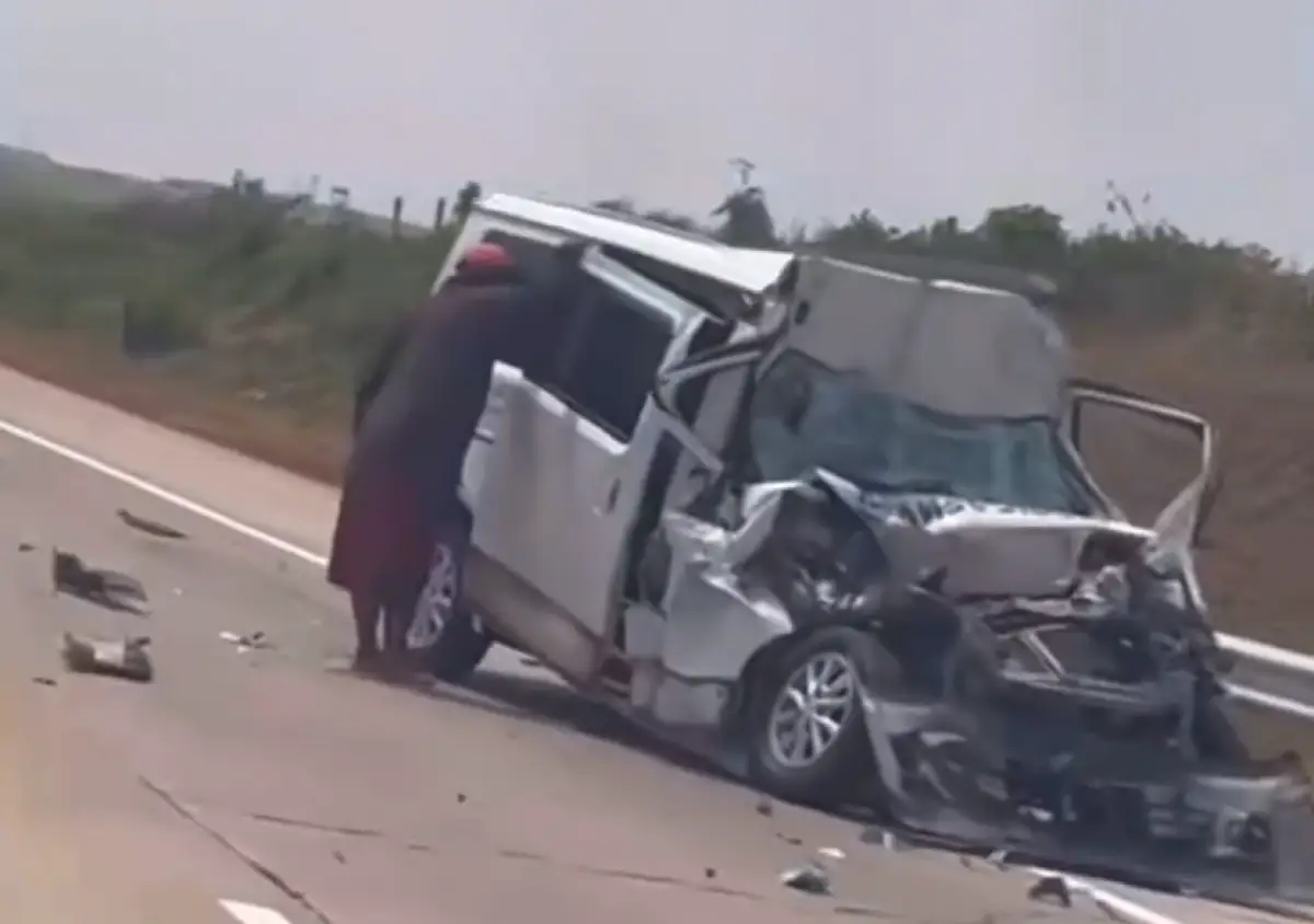 Ilustrasi. Ambulans tabrak truk di Tol Batang KM 366 seusai antar jenazah ke Purwodadi, alami kecelakaan saat hendak balik ke arah Jakarta, dua awak ambulans tewas, Minggu 27 Agustus 2023. (Sumber : Instagram @infokejadiansemarang.new)