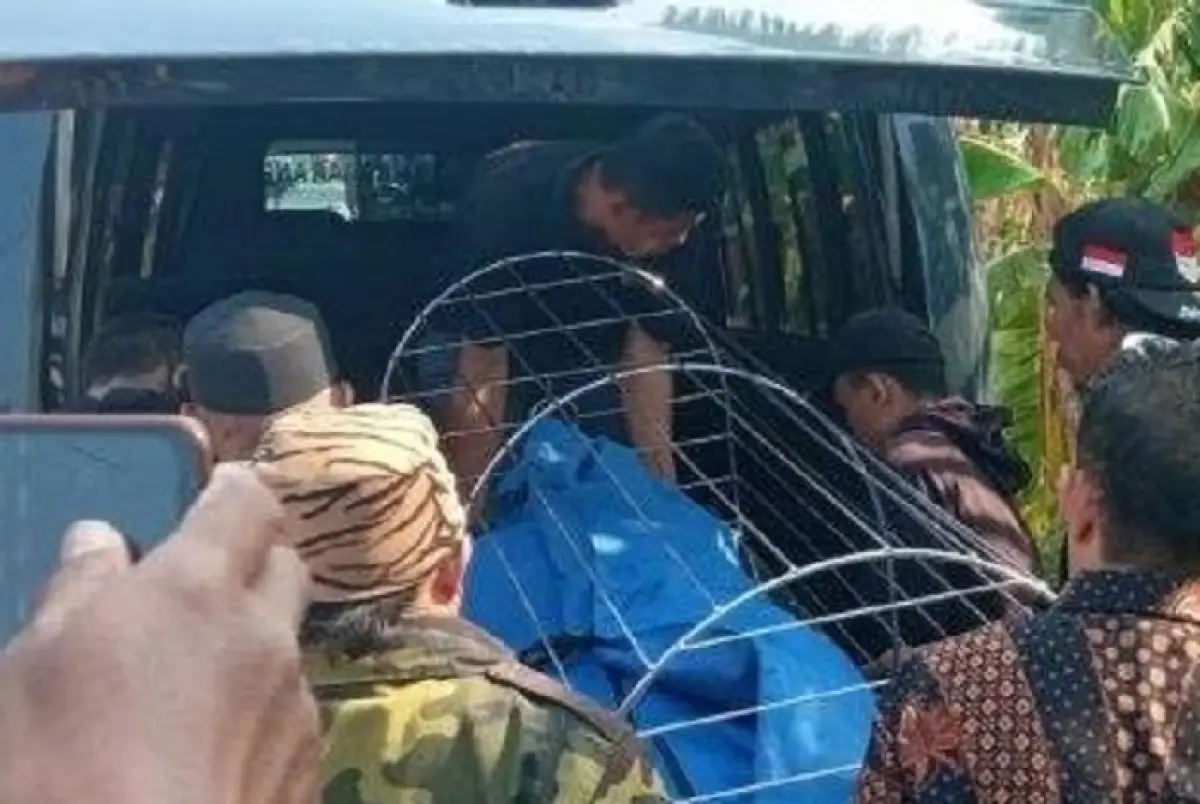 Seorang kiai bernama KH Asyari meninggal dunia setelah terserempet kereta di perlintasan Sapen, Penggaron, Pedurungan, Kota Semarang, Minggu 27 Agustus 2023. (Sumber : Instagram @informasiseputarsemarang)