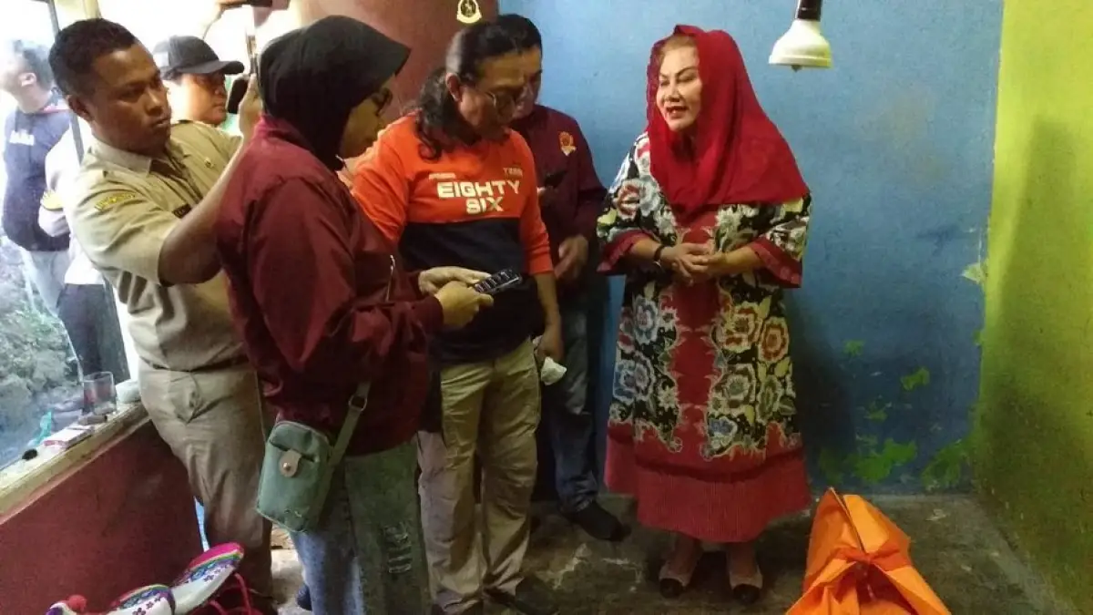 Wali Kota Semarang, Mbak Ita, saat mengecek kondisi jenazah SA (22) yang tewas setelah alami KDRT dari suami di rumahnya di Sendangguwo, Tembalang, Kota Semarang, Senin 28 Agustus 2023 pagi. (Sumber : Polrestabes Semarang)