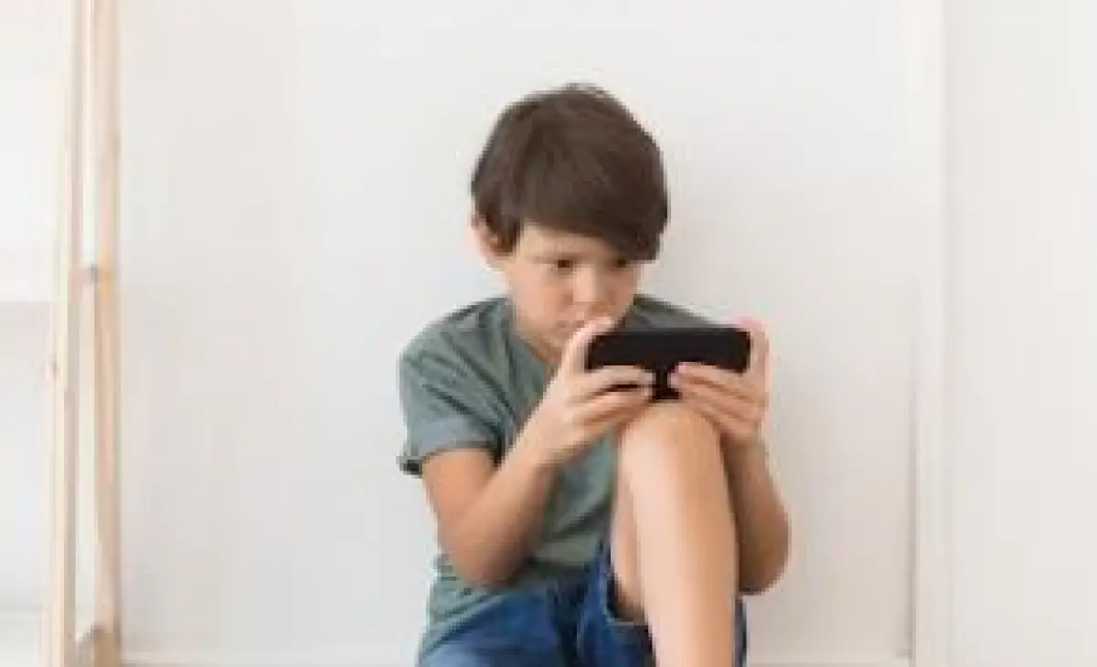 Ilustrasi anak diam-diam menonton film dewasa (Sumber : Freepik)