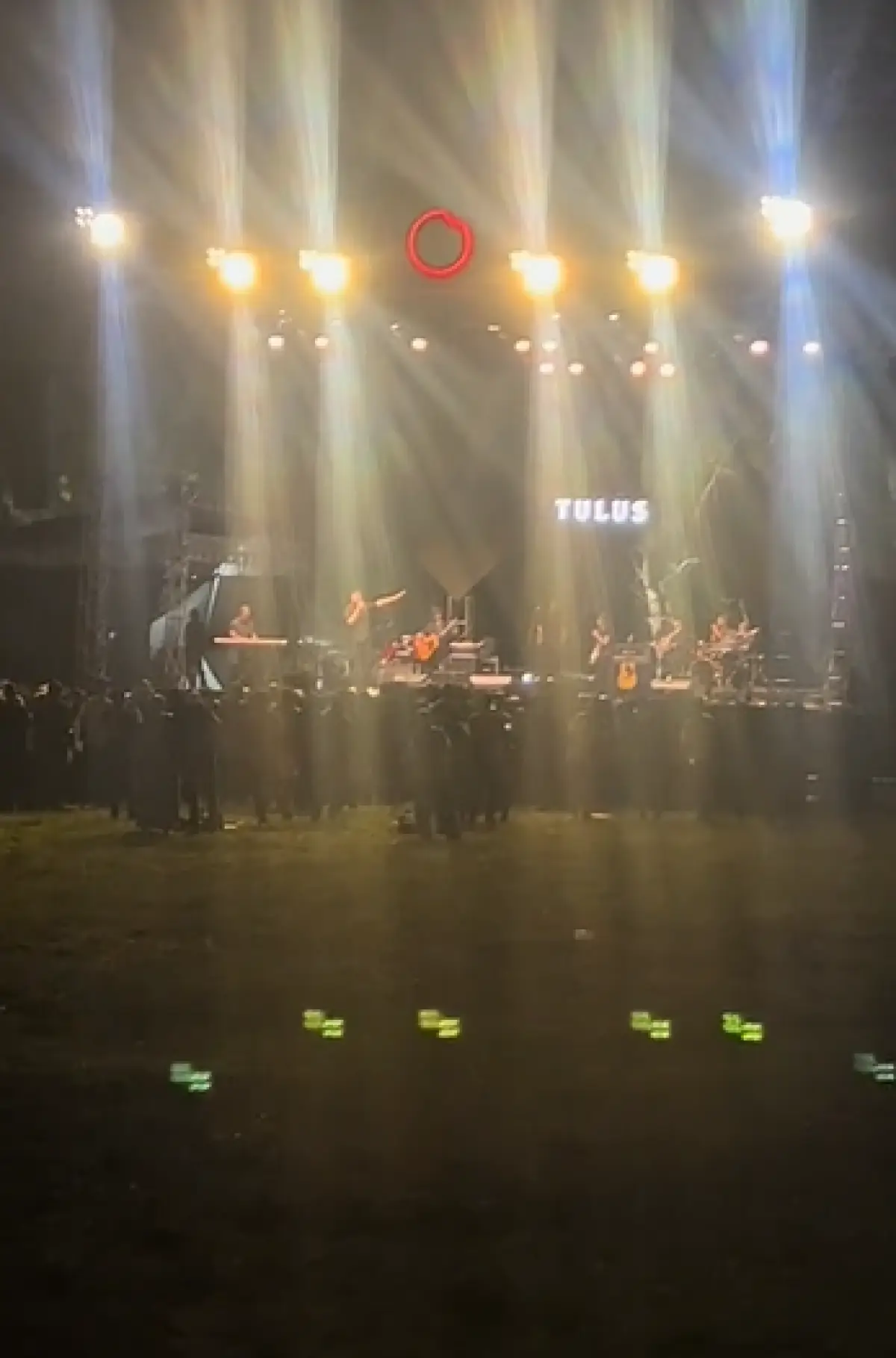 Konser Tulus di Bandung jadi sorotan sebab sepi tak ramai penonton seperti biasanya. (TikTok/insanmahaputra)