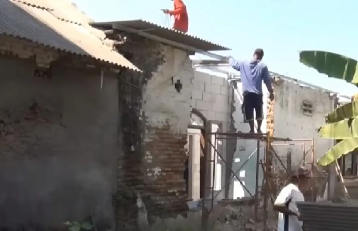 Masriah kembali ganggu tetangganya Wiwik dengan halangi tukang renovasi rumah (Sumber : KompasTV)