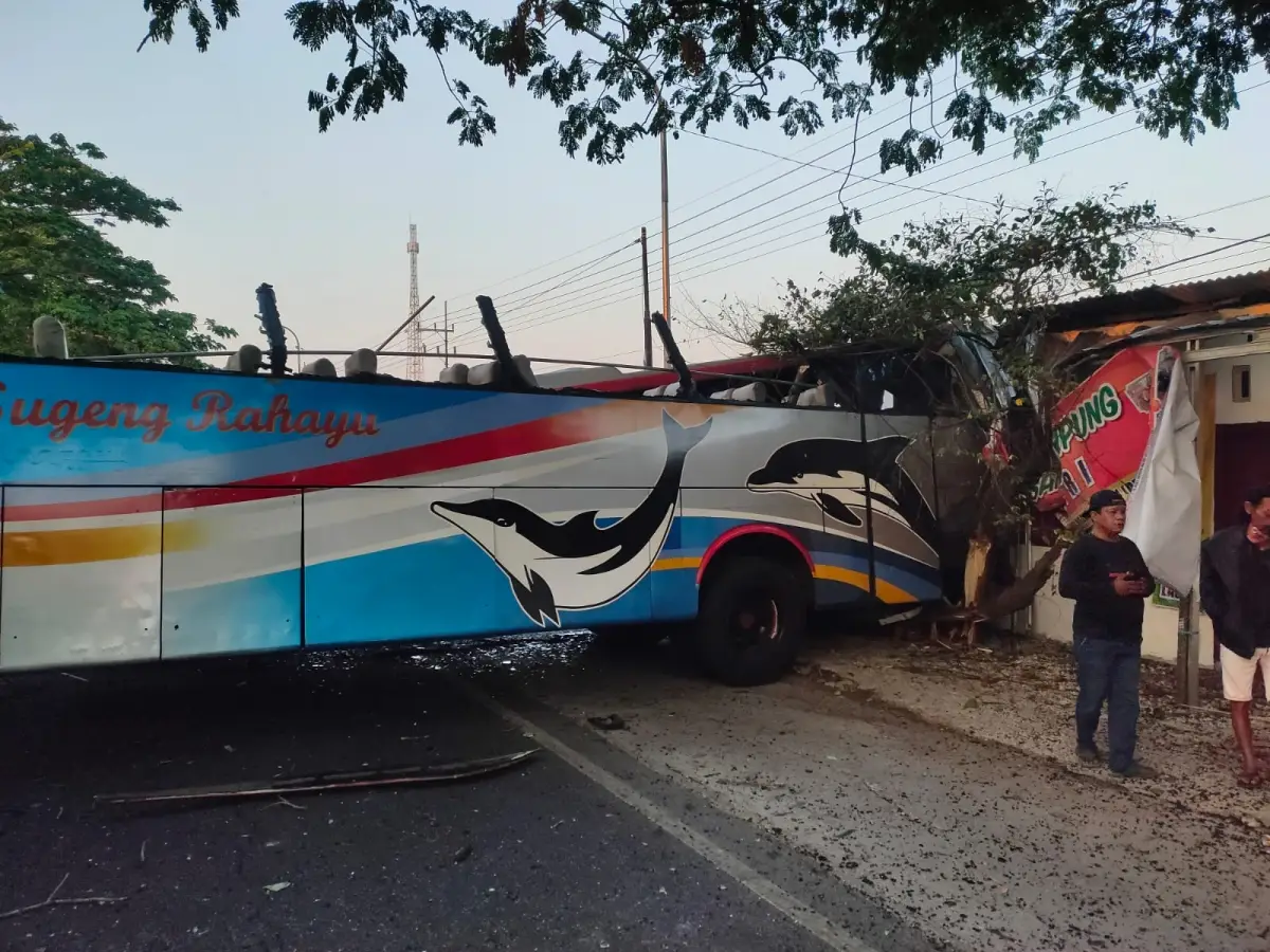 Bus Sumber Selamat ringsek parah seusai adu banteng dengan Bus Eka Cepat di Geneng, Ngawi, Jawa Timur, Kamis 31 Agustus 2023 subuh, 3 orang tewas. (Sumber : Facebook Neny Aini)