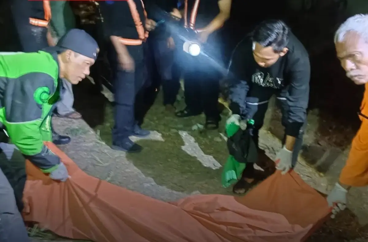 Seorang perempuan lansia tewas seusai tertabrak kereta di perlintasan Kebonharjo, Semarang Utara, Rabu 30 Agustus 2023 malam dengan kondisi mengenaskan. (Sumber : Instagram @infokejadiansemarang.new)