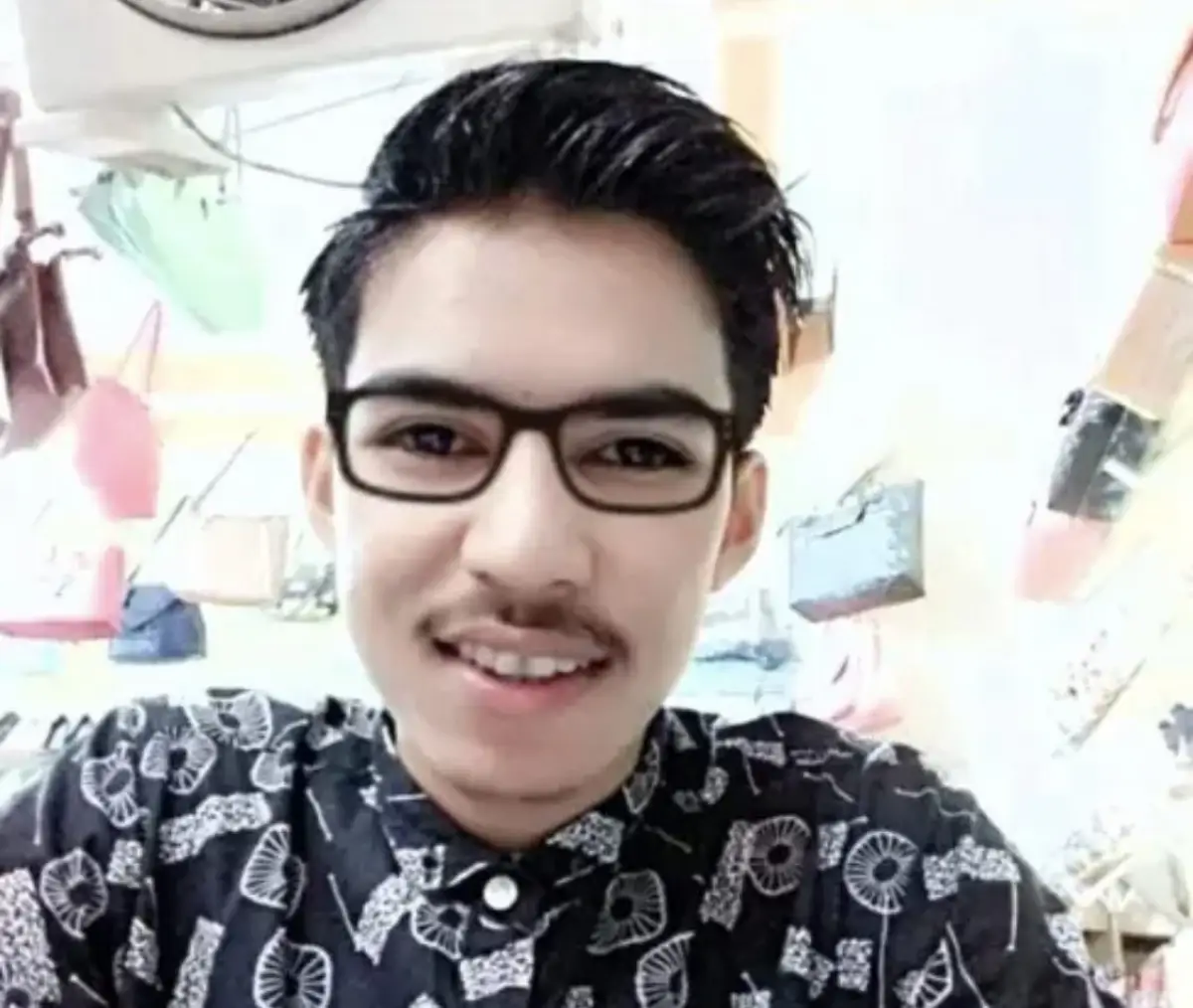 Warga menyaksikan saat Imam Masykur diseret oknum Paspampres yang mengaku Anggota (Sumber : Tiktok @imammasykur548)