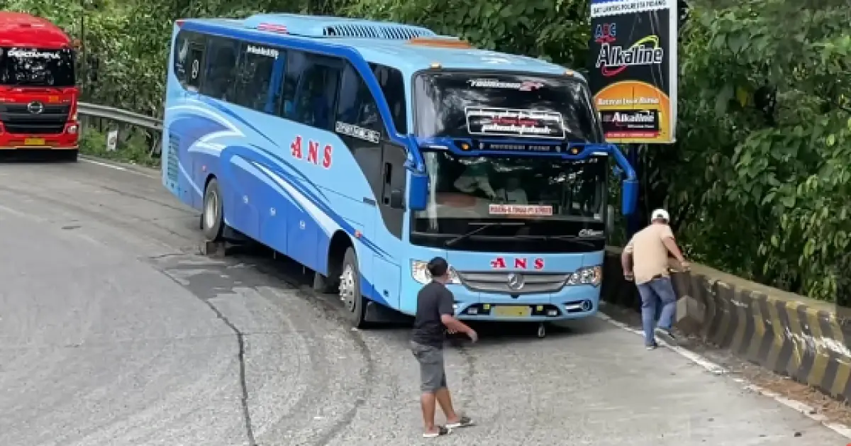 Momen Dramatis Pria Selamatkan Penumpang saat Bus Alami Rem Blong Jadi Sorotan (Sumber : YoTube/Sitinjau Lauik Truck Video)