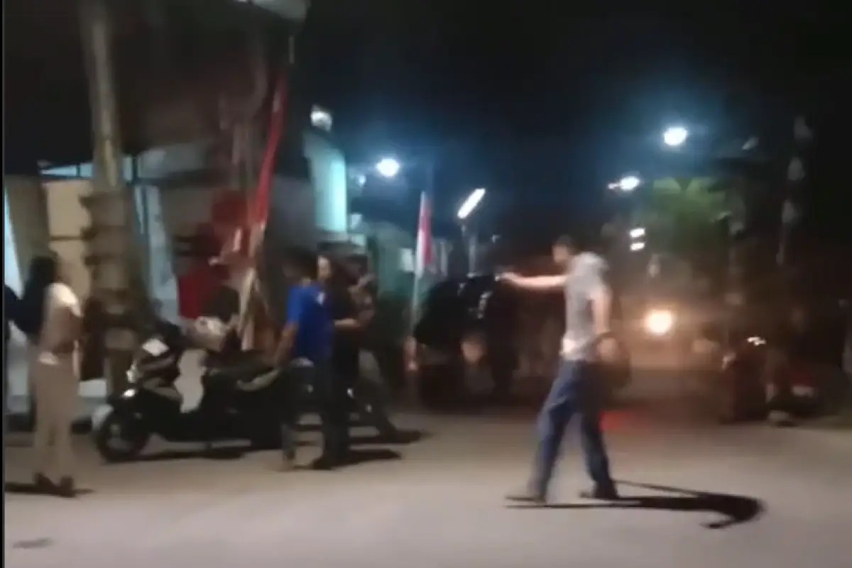 Aksi pria mabuk menodongkan pistol ke arah warga di Jalan Gajah Raya, Pandean Lamper, Gayamsari, Kota Semarang, Kamis 31 Agustus 2023 malam. (Sumber : Instagram @infokejadiansemarang.new)