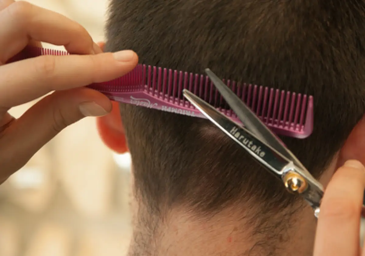 Ilustrasi siswi dipotong sampai botak gara-gara tak pakai ciput (Sumber : Pixabay/jackmac34)