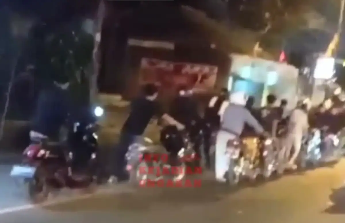 Puluhan pengendara diminta polisi mendorong motornya masing-masing ke kantor polisi seusai tepergok balap liar di Jalan Diponegoro, Ungaran, Minggu 3 September 2023. (Sumber : Instagram @infokejadianungaran)