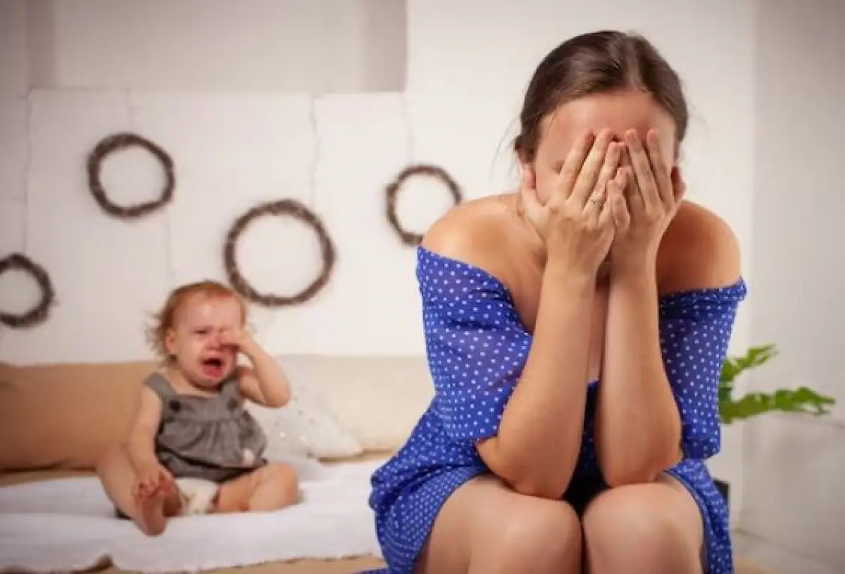 Ilustrasi | Cara Mengatasi Baby Blues, Kondisi yang Diduga Jadi Pemicu Seorang Ibu Nekat Hampir Lempar Bayinya ke Rel Kereta di Pasar Minggu (Sumber : Freepik/vailery)